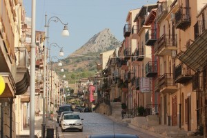 Scorcio del paese con sfondo la Balata Mauri. 